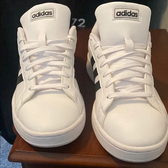 Adidas Classic White Shoes with Black Accents - Picture 9 of 12
